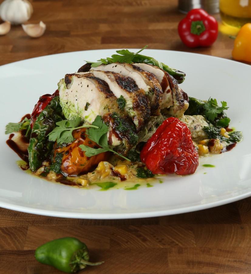 فندق موندريان الدوحة المظهر الخارجي الصورة A grilled chicken dish