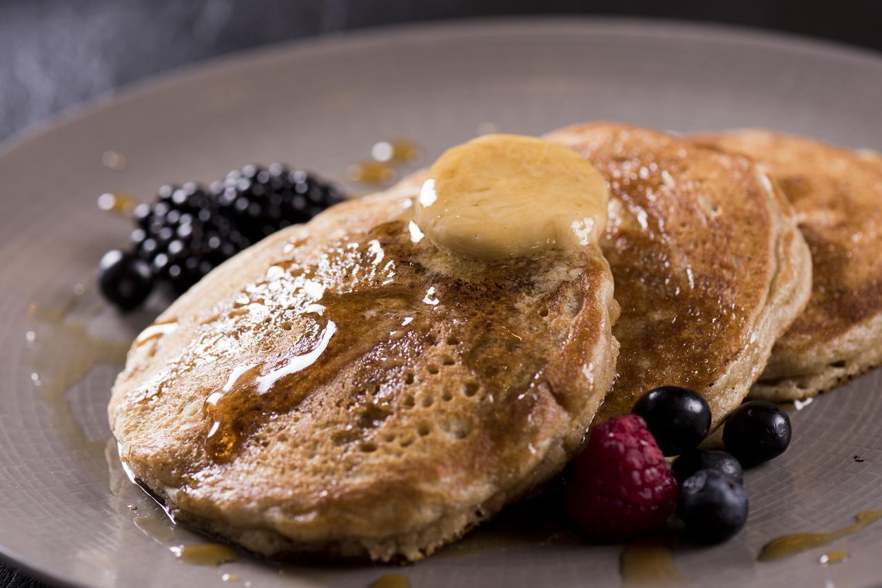 فندق موندريان الدوحة المظهر الخارجي الصورة Pancakes with maple syrup